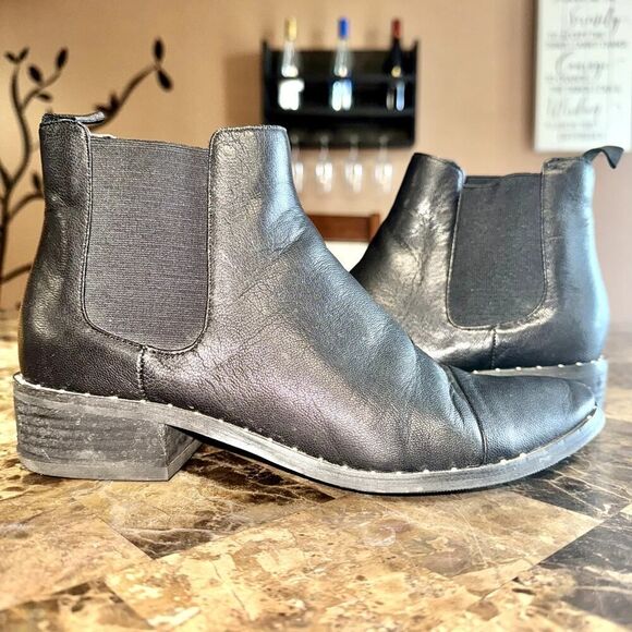 Dolce Vita Black Leather Block Heel Studded Chelsea Boot Booties - Picture 1 of 10